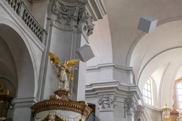 Litomysl, Çek Cumhuriyeti - 20 Eylül 2015. Kutsal Haç Keşfi Piarist Kilisesi ve Litomysl 'deki manastır bahçeleri. Yüksek kalite fotoğraf