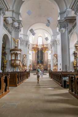 Litomysl, Çek Cumhuriyeti - 20 Eylül 2015. Kutsal Haç Keşfi Piarist Kilisesi ve Litomysl 'deki manastır bahçeleri. Yüksek kalite fotoğraf