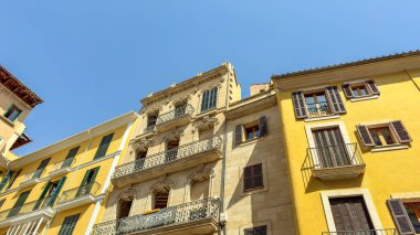 Palma de Mallorka, İspanya 28 Temmuz 2024: Eski kumtaşı binası. Yüksek kalite fotoğraf