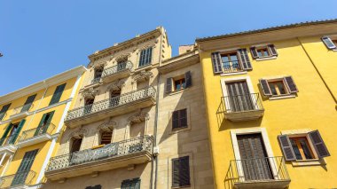 Palma de Mallorka, İspanya 28 Temmuz 2024: Eski kumtaşı binası. Yüksek kalite fotoğraf