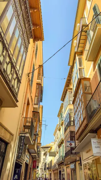 Palma de Mallorka, İspanya 28 Temmuz 2024: Eski kumtaşı binası. Yüksek kalite fotoğraf