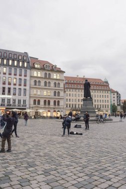 Dresden, Almanya - 2 Kasım 2024: Frauenkirche Kilisesi yakınlarındaki akşam caddeleri. Yüksek kalite fotoğraf