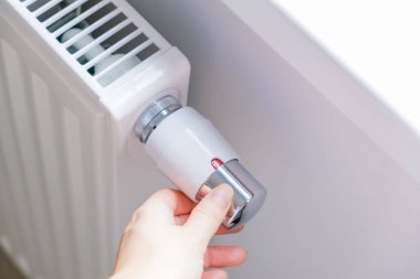 Radyatör valfini oda ısısını kontrol edecek şekilde ayarlıyorum. Yüksek kalite fotoğraf