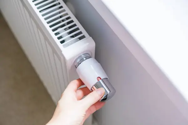 Radyatör valfini oda ısısını kontrol edecek şekilde ayarlıyorum. Yüksek kalite fotoğraf