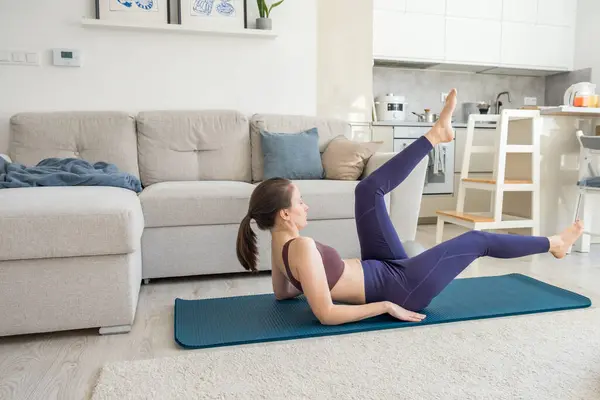 Evde pilates topuyla yoga yapan bir kadın. Güç ve hareketlilik egzersizi. Yüksek kalite fotoğraf