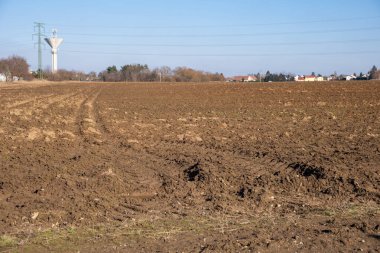 Tarıma elverişli topraklar, uzak yapılar, tarım arazileri. Yüksek kalite fotoğraf