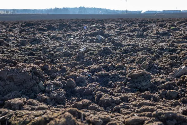 Taze sürülmüş tarım arazisi, bahar ekimi için toprak. Yüksek kalite fotoğraf