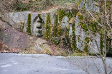 Lipnice nad Sazavou - 2 Mart 2025, socha Usta pravdy. Yüksek kalite fotoğraf
