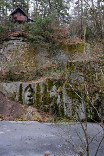 Lipnice nad Sazavou - 2 Mart 2025, socha Usta pravdy. Yüksek kalite fotoğraf