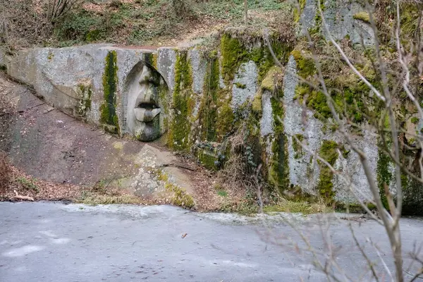 Lipnice nad Sazavou - 2 Mart 2025, socha Usta pravdy. Yüksek kalite fotoğraf