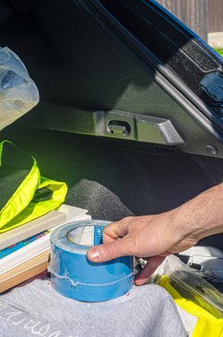 Yetişkin bir adam araba kamyonundan bir şeyler alıyor. Yüksek kalite fotoğraf