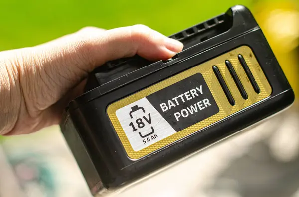 Elektriksiz çim biçme makinesinin pilini tut. Yüksek kalite fotoğraf