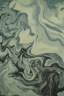 Yağmurdan sonra su birikintilerinde toplanan bitkilerin polenleri. Yüksek kalite fotoğraf