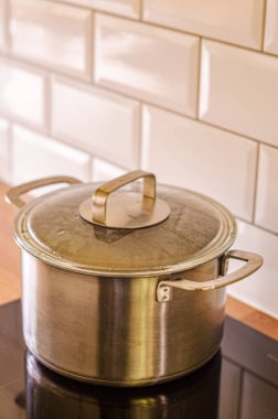 Ocakta tencere pişiriyorum. Yüksek kalite fotoğraf