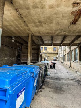 Litvanya 'nın Vilnius şehrinde 6 Haziran 2024' te sokaklarda çöp bidonları bulundu.