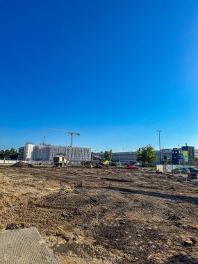 Yeni yerleşim yerlerinin inşa edildiği büyük bir inşaat sahasında. Yüksek kalite fotoğraf