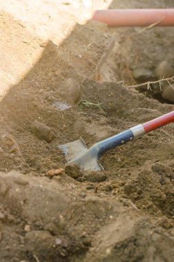 Üzerinde toprak parçası olan bir kürek. Bahçıvanlık konsepti, kaliteli fotoğraf.