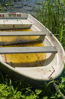 Eski klasik sandal gölde yüzüyor. Yüksek kalite fotoğraf