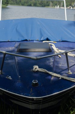 Gölün önünde küçük tahta bir tekne var, önü yakın. Yüksek kalite fotoğraf