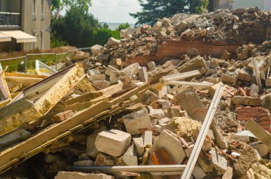 Ev tuğlaları tahrip etti, ağaçları tahrip etti, enkaz doğal bir felakete yol açtı. Yüksek kalite fotoğraf