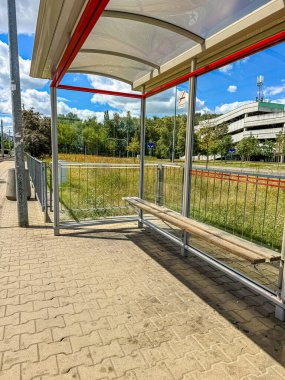 Tramvay durağındaki bankın manzarası. Yüksek kalite fotoğraf