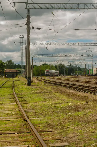 Demiryolundaki raylar. Tren ulaşımı için çakıllı yolda demiryolu var. Yüksek kalite fotoğraf