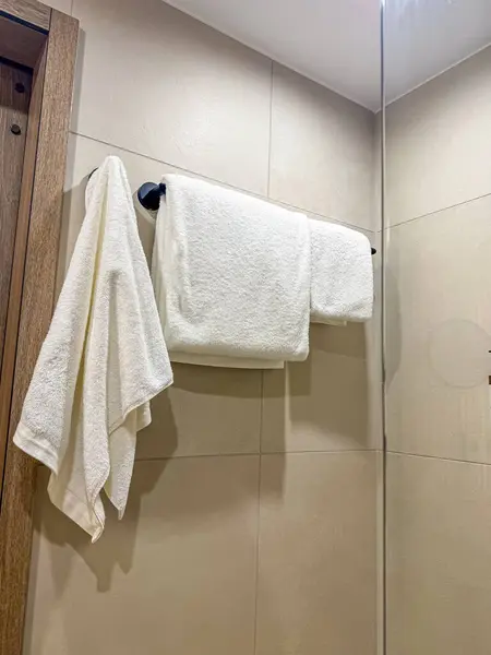 Beyaz havlular banyoda askıda asılı duruyor. Yüksek kalite fotoğraf
