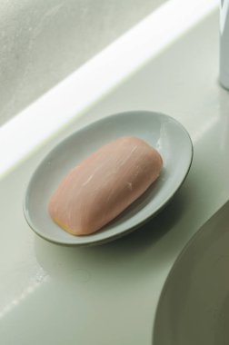 Banyodaki seramik kasede pembe sabun. Yüksek kalite fotoğraf