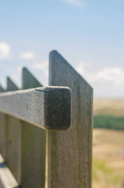 Yatay ve dikey ahşap şeritli ahşap çit dokusu. Yüksek kalite fotoğraf