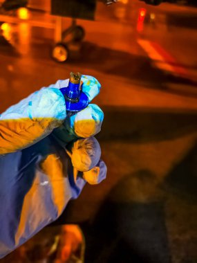 Mavi lastik eldivenli erkek eli akşamları uçağın manyetik çip detektörünü tutuyor. Yüksek kalite fotoğraf