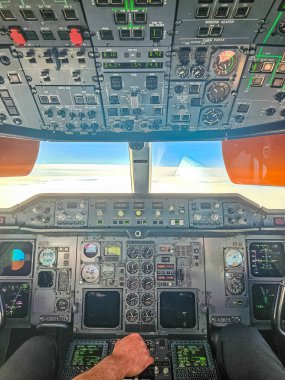 Uçağın içi, uçağın içi kokpit manzaralı. Pilot bölümünden görüntü. Yüksek kalite fotoğraf