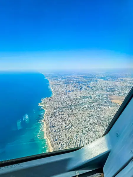 Pilot kabininden deniz ve kara manzarası. Yüksek kalite fotoğraf