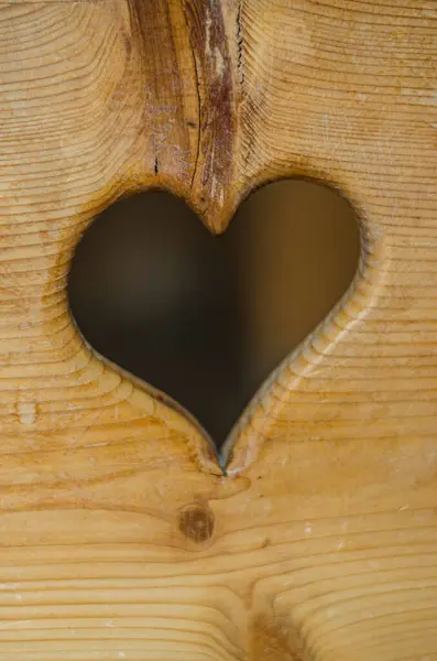 Tahta kepenk ve kalp kesiği. Yüksek kalite fotoğraf