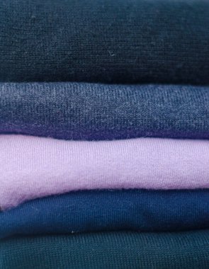 Yığın katlanmış kazak giysilerini kapatın. Yüksek kalite fotoğraf