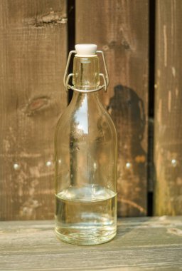 Ahşap arka planda cam sirke şişesi var. Yüksek kalite fotoğraf