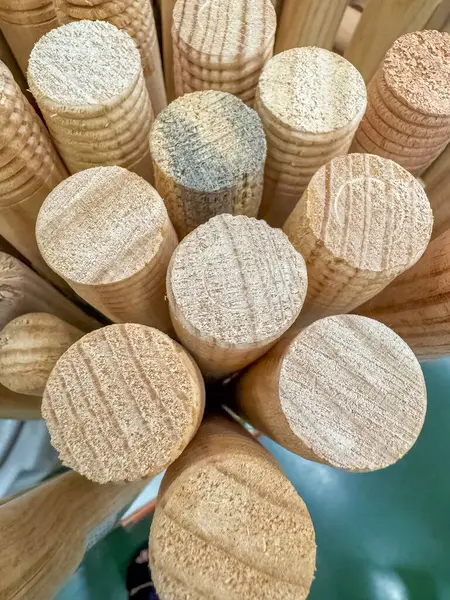  Yerel bir hobi dükkanında satılık çeşitli büyüklükte tahta çubuklar. Yüksek kalite fotoğraf