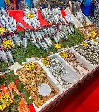 Taze balık, markette beyaz kutularda karidesler. Yüksek kalite fotoğraf