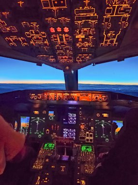 Pilotun aydınlatılmış pistten kalkışa hazırlandığı gece uçak kokpiti. Yüksek kalite fotoğraf