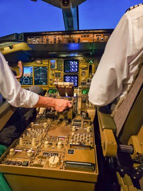 Pilotlar kokpitte gece kalkışa hazırlanıyorlar. Yüksek kalite fotoğraf