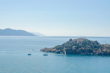 Türkiye 'nin Ege Denizi' nde güneşli bir günde yelkenli sürüyor. Yüksek kalite fotoğraf