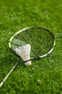 Badminton raketi ve çim arka planda küçük bir horoz. Yüksek kalite fotoğraf