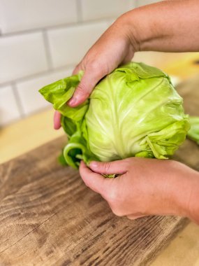 Kadın elleri mutfakta lahana tutup kesiyor. Yüksek kalite fotoğraf