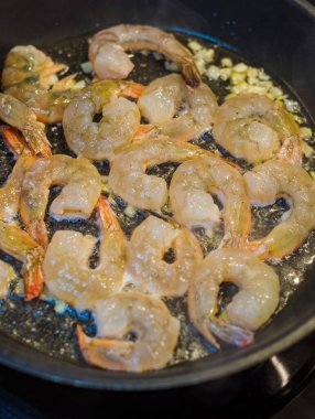 Tavada karides kızartma, otlar ve sarımsaklı karides. İzole edilmiş. Üst Manzara. Yüksek kalite fotoğraf