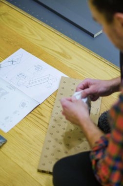 Ahşap zemin üzerinde İnsan Mobilyalarını Kullanım Kılavuzu ile Birleştiriyor. Yüksek kalite fotoğraf