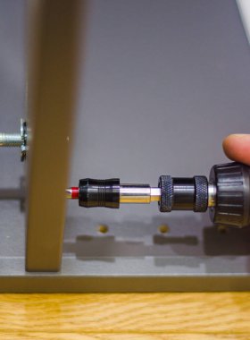 Tornavidayla mobilya monte etmek. Yüksek kalite fotoğraf