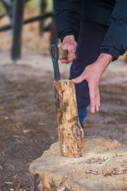 Ateş için baltayla odun kesiyor. Elinde baltayla odun kesen bir adam eli. Yüksek kalite fotoğraf