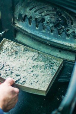 Fırçayla topağı temizleyen bir adam. Bakım konsepti. Yüksek kalite fotoğraf