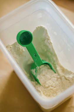 Yeşil kepçe un kabında dinleniyor, pişirme hazırlıkları için hazır. Yüksek kalite fotoğraf