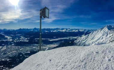  Kar ile Kış Dağı Manzarası ve Dağ Projektörü ile Vadi Altında. Yüksek kalite fotoğraf