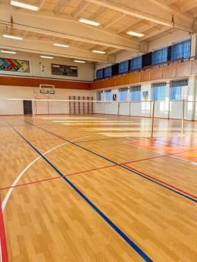 Geniş kapalı basketbol sahası, parke zemin, potalar, atletizm ekipmanları. Yüksek kalite fotoğraf
